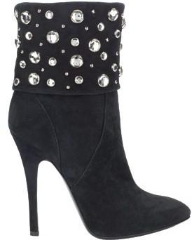 shoe with round studs